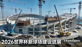 足球比赛全场录像回放截图 - 球员在绿茵场上奔跑